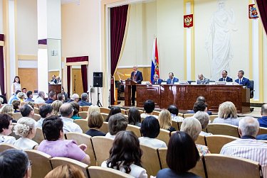 Председатель Оренбургского областного суда Виктор Емельянов ушел в почетную отставку